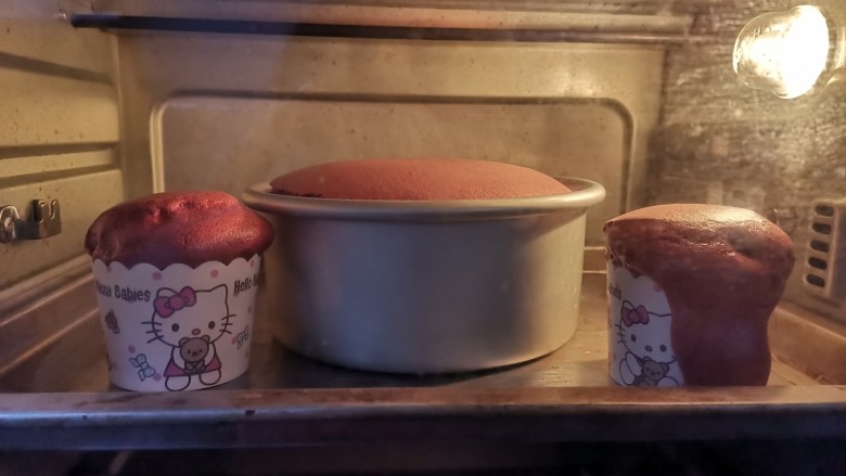 红丝绒草莓🍓裸蛋糕,送入预热好的烤箱，上下火150度烤40分钟
