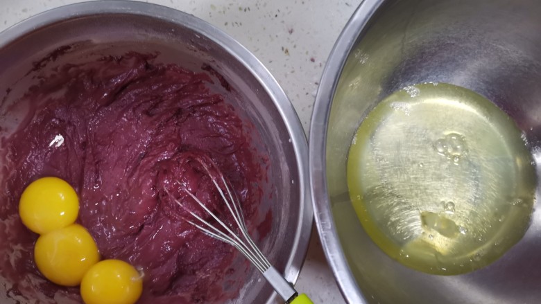 红丝绒草莓🍓裸蛋糕,分离蛋清和蛋黄在2个无水无油的盆里，蛋清中不能掉进蛋黄