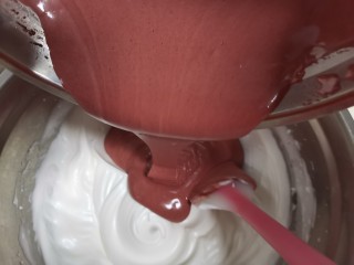 红丝绒草莓🍓裸蛋糕,再倒回到剩余的蛋白霜同样的手法翻拌均匀