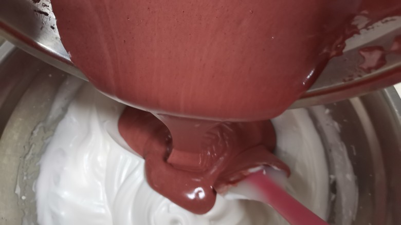 红丝绒草莓🍓裸蛋糕,再倒回到剩余的蛋白霜同样的手法翻拌均匀