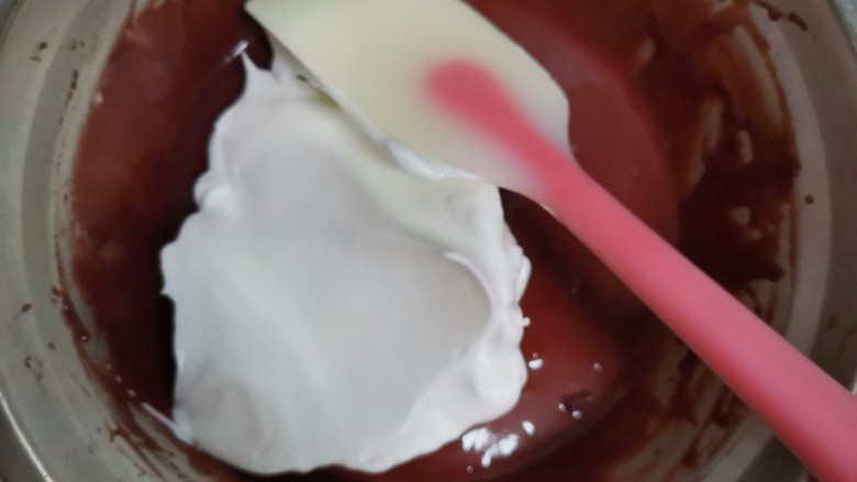 红丝绒草莓🍓裸蛋糕,取1/3的蛋白霜到蛋黄糊里翻拌均匀