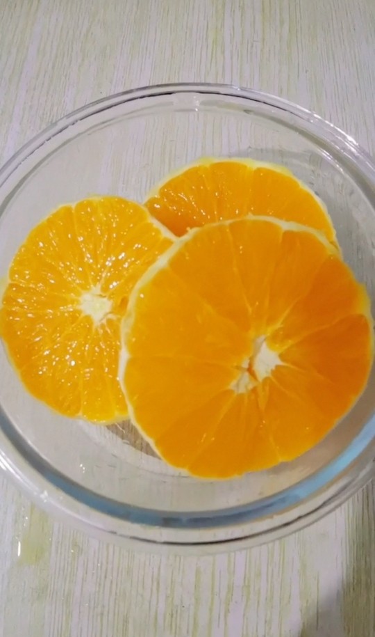 雪梨橙汁,把橙子切块备用