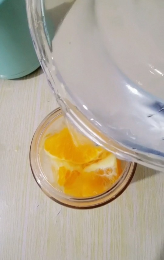 雪梨橙汁,加入矿泉水300克