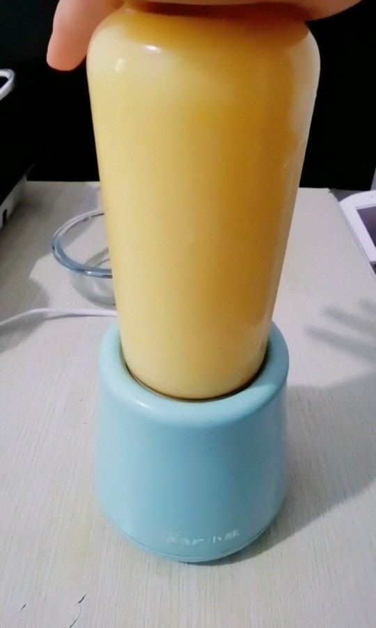 雪梨橙汁,按启动键榨成果汁