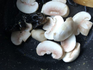木耳蛋花汤,接着放口蘑炒匀。