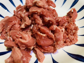 青椒炒牛肉,牛肉横纹切片