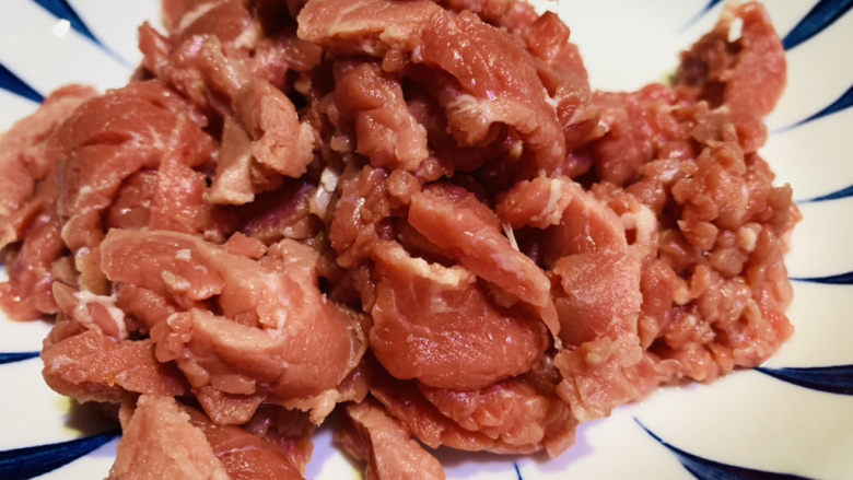 青椒炒牛肉,牛肉横纹切片