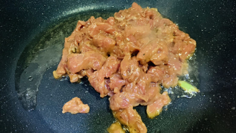 青椒炒牛肉,锅再加食用油，倒入腌制好的牛肉