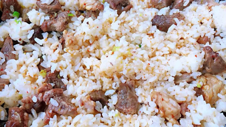 孜然羊肉炒饭,米饭均匀的炒散不要火太急易粘锅