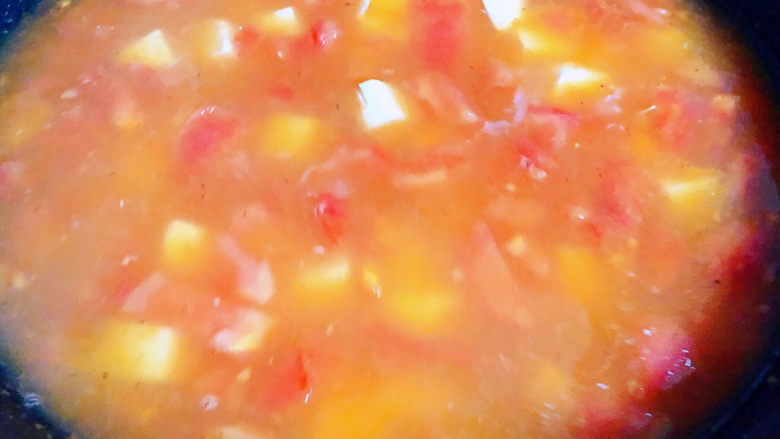 西红柿豆腐汤,放入豆腐添加适量清水大火烧开