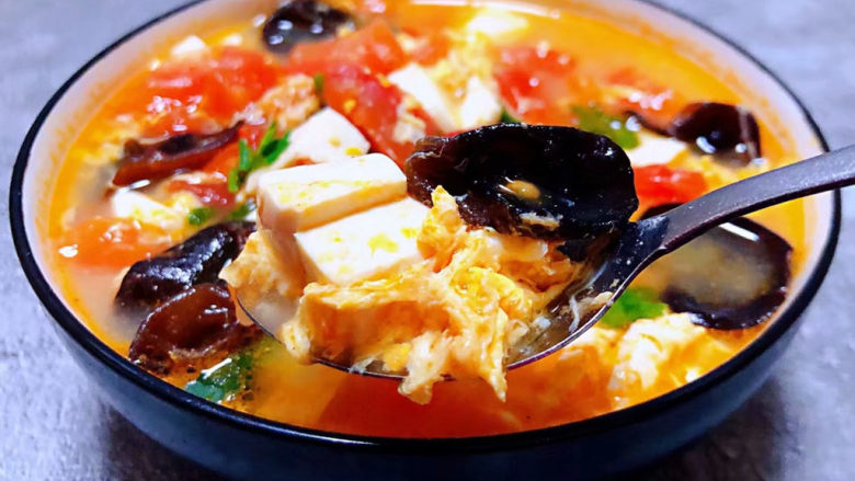 西红柿豆腐汤,豆腐入口即化混搭着酸酸甜甜的西红柿汤汁好吃极了