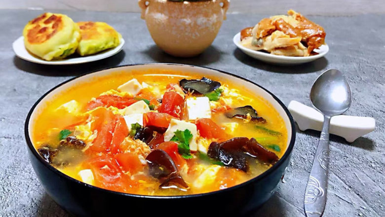 西红柿豆腐汤,搭配烧鸡和韭菜盒一起吃超级美味