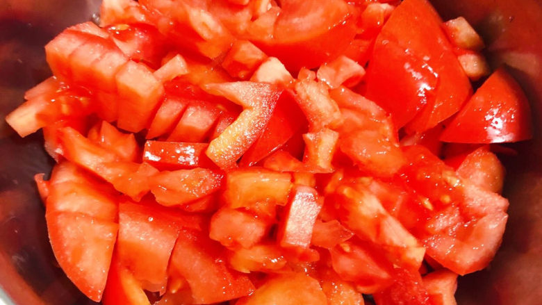 西红柿豆腐汤,西红柿洗净沥干水份切成小块状