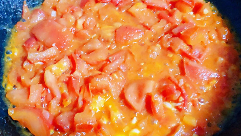 西红柿豆腐汤,西红柿炒出汤汁变软即可