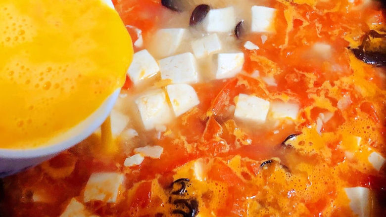西红柿豆腐汤,鸡蛋打散均匀的淋入沸腾的汤中