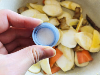 胡萝卜炒杏鲍菇,炒至杏鲍菇跟胡萝卜稍微断生后加少许食盐调味。