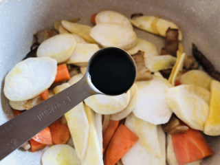 胡萝卜炒杏鲍菇,加一勺酱油调味。
