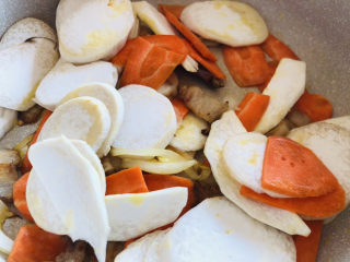 胡萝卜炒杏鲍菇,放入杏鲍菇、胡萝卜翻炒均匀。