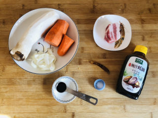 胡萝卜炒杏鲍菇,先把需要的食材提前准备好。