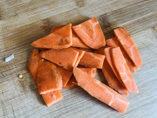胡萝卜炒杏鲍菇,胡萝卜去皮洗净切薄片。