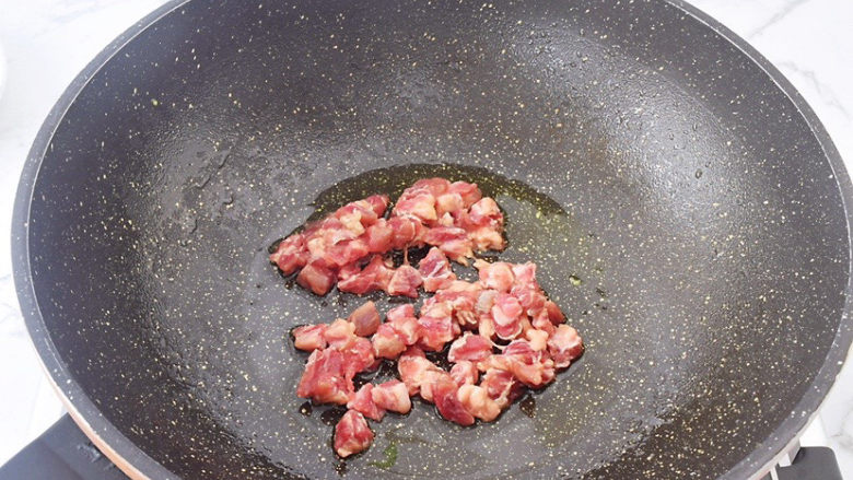 孜然羊肉炒饭,锅中倒入适量的食用油烧热，放入羊肉炒至变色