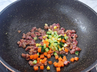 孜然羊肉炒饭,加入黄瓜、玉米粒、胡萝卜