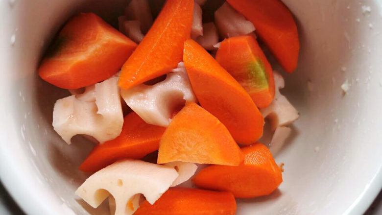 胡萝卜炖排骨,胡萝卜与藕丁放入炖盅