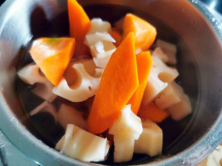 胡萝卜炖排骨,胡萝卜与藕丁冲洗干净