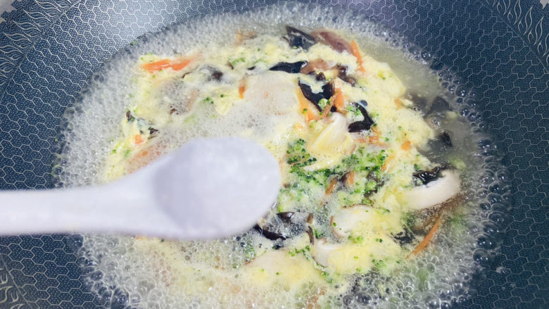 木耳蛋花汤,根据个人口味加入适量盐