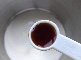 淡奶油香草味戚风,淡奶油和牛奶混合，再加入香草精。