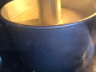 淡奶油香草味戚风,烤箱预热170度，烤约40分钟。