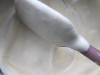 淡奶油香草味戚风,用刮刀从下往上翻拌均匀。