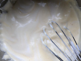 淡奶油香草味戚风,用蛋抽划Z字搅拌均匀。