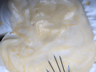 淡奶油香草味戚风,倒回剩余的蛋白里。