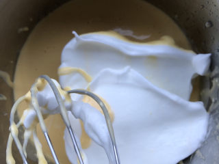 淡奶油香草味戚风,取一部分蛋白放入蛋黄糊中。