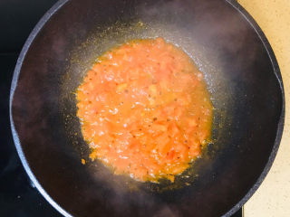 西红柿豆腐汤,翻炒至西红柿融化，出西红柿油