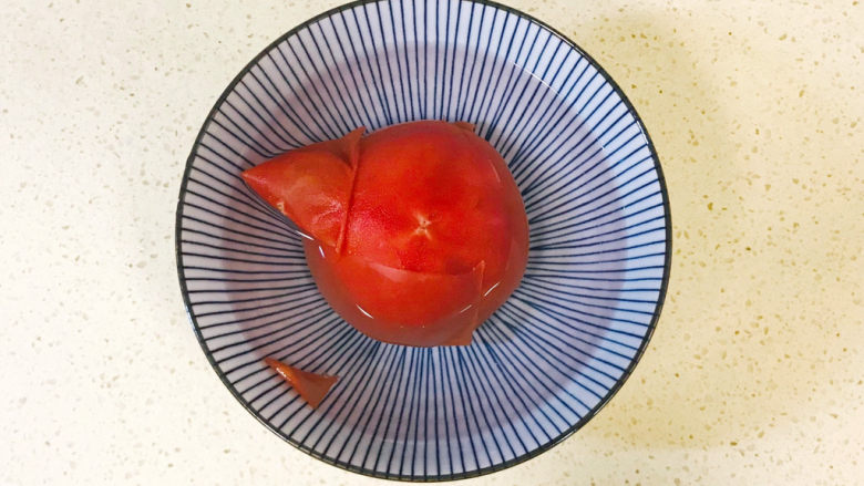 西红柿豆腐汤,烫过的西红柿，皮很容易就拨下来