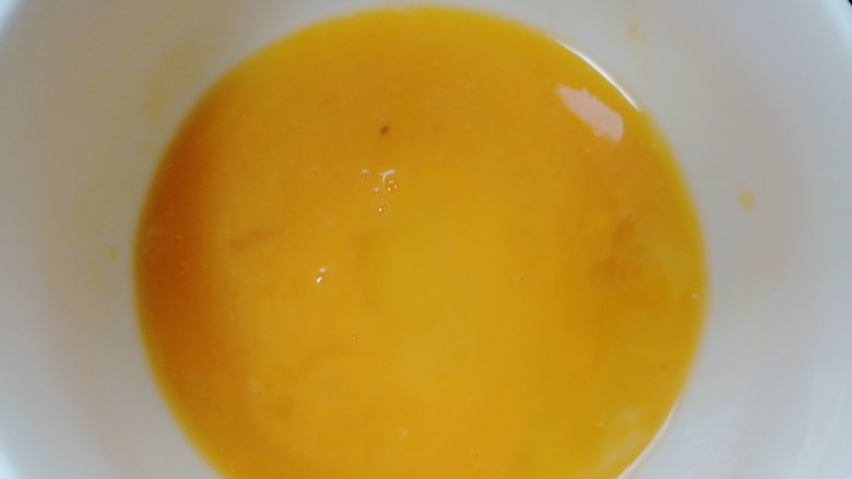 西红柿豆腐汤,将蛋液搅打均匀