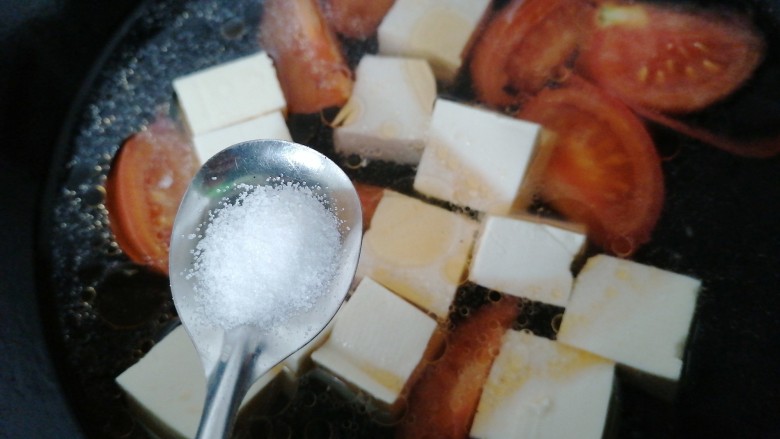 西红柿豆腐汤,加入适量盐调味
