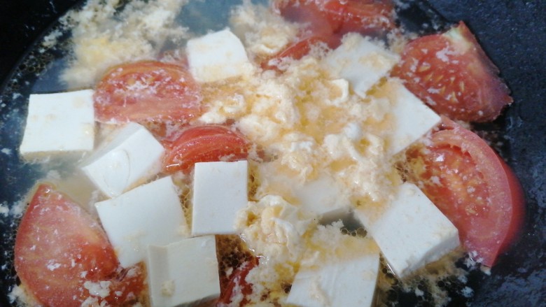 西红柿豆腐汤,再煮片刻即可出锅