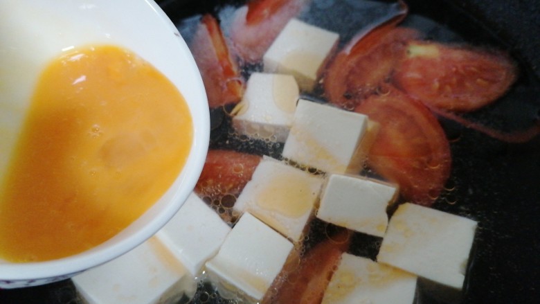 西红柿豆腐汤,倒入蛋液