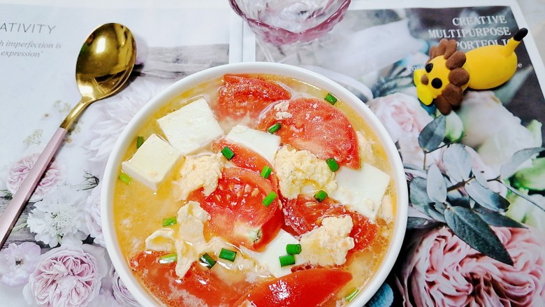 西红柿豆腐汤,拍上成品图，一道美味又营养的西红柿豆腐汤就完成了。