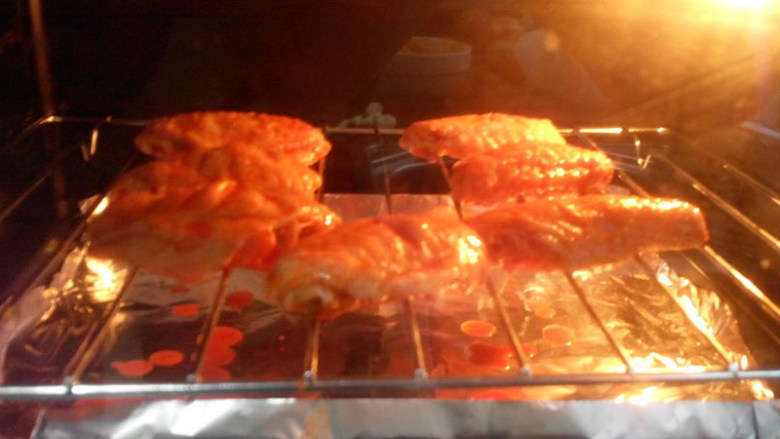 馋到流口水的新奥尔良烤鸡翅,烤箱提前预热好，上下火200度，烤25分钟