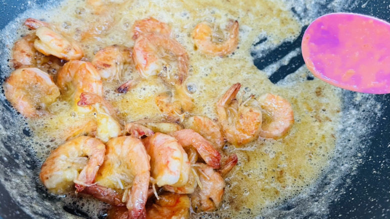 咸香酥脆的咸蛋黄脆皮虾,翻炒均匀就可以出锅啦！