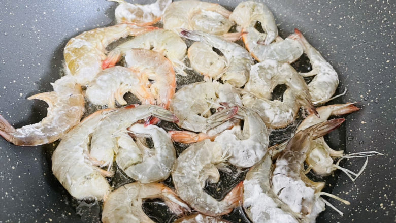 咸香酥脆的咸蛋黄脆皮虾,锅内放适量油，把虾煎熟。