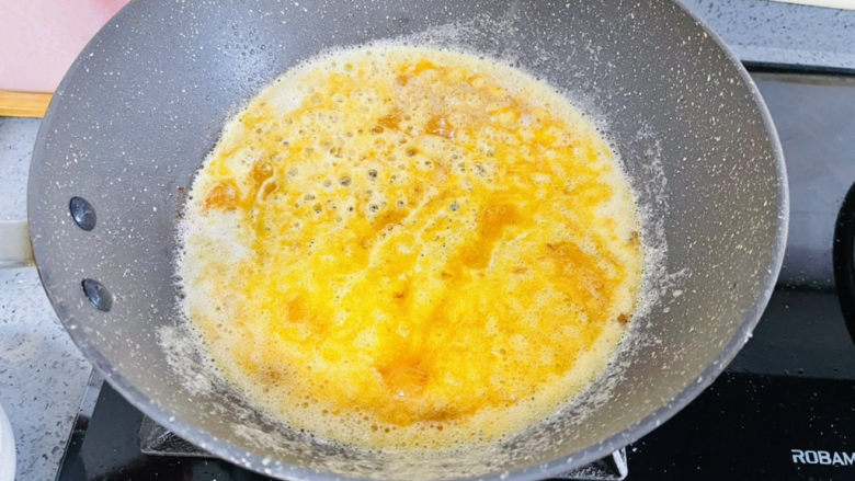 咸香酥脆的咸蛋黄脆皮虾,炒到蛋黄冒小泡泡的时候放入虾。
