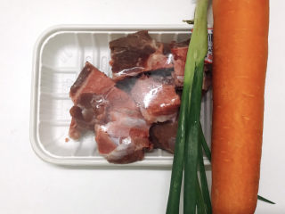 胡萝卜炖排骨,准备所有食材:胡萝卜，排骨，小葱