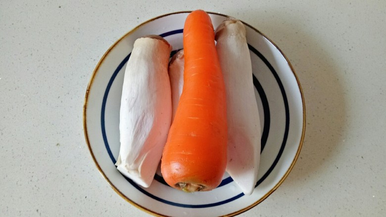 胡萝卜炒杏鲍菇,准备好需要的食材