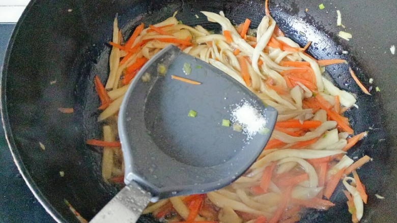 胡萝卜炒杏鲍菇,溜一些清水翻炒至食材熟透，加入适量盐调味