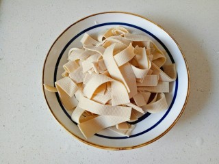 红烧豆腐皮,豆腐皮用清水冲洗一下，切成粗一点的条